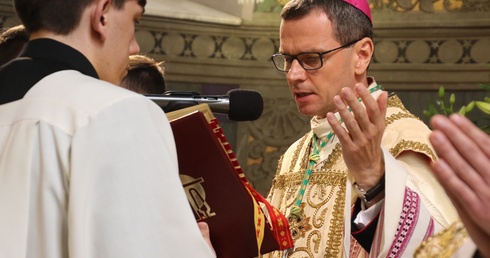 Biskup Mirosław Milewski przewodniczył procesji rezurekcyjnej i Mszy św. w poranek wielkanocny.