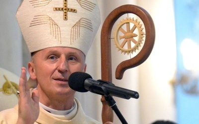 Dziękujemy wszystkim, na których zawsze możemy liczyć i którzy niosą pomoc w tym trudnym czasie samotności, choroby i oczekiwania na bezpieczne warunki życia - podkreśla bp Marek Solarczyk.