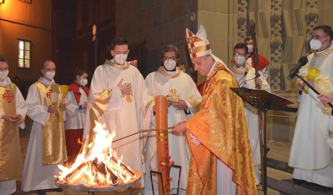 Liturgii Wigilii Paschalnej w bielskiej katedrze przewodniczył bp Roman Pindel.