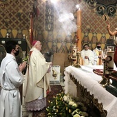 Biskup Piotr Greger w Niedzielę Wielkanocną w konkatedrze Narodzenia NMP w Żywcu.