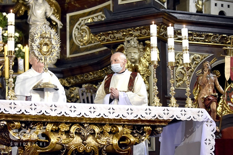 Biskup przy ołtarzu z Najświętszym Sakramentem.