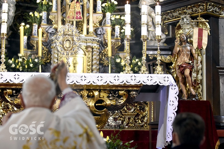 Procesja rezurekcyjna w poranek wielkanocny