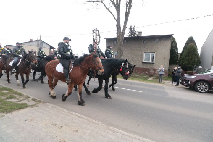 Wielkanocna procesja konna w Ostropie