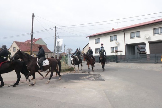 Wielkanocna procesja konna w Ostropie