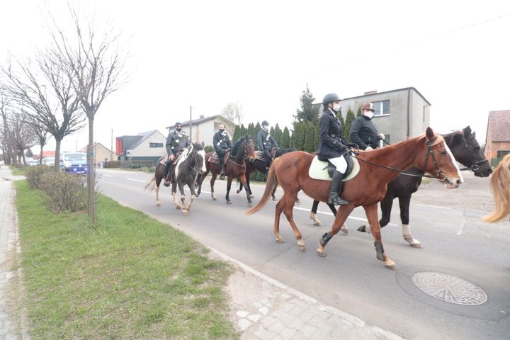 Wielkanocna procesja konna w Ostropie