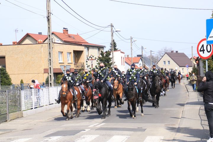 Wielkanocna procesja konna w Ostropie