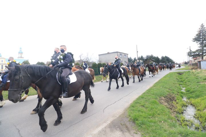 Wielkanocna procesja konna w Ostropie