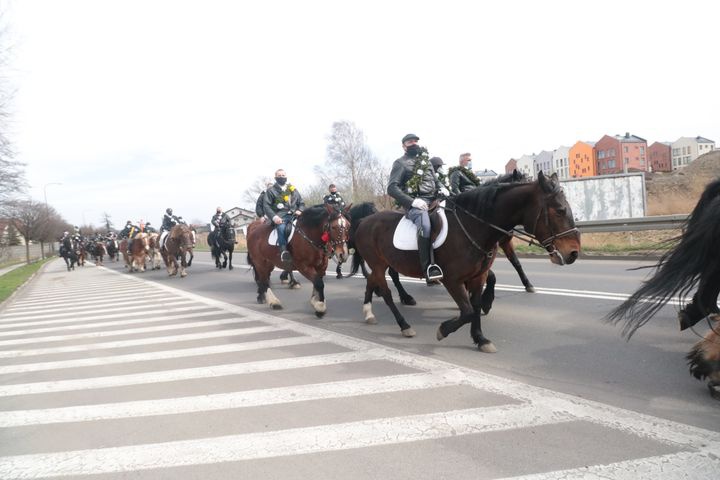 Wielkanocna procesja konna w Ostropie