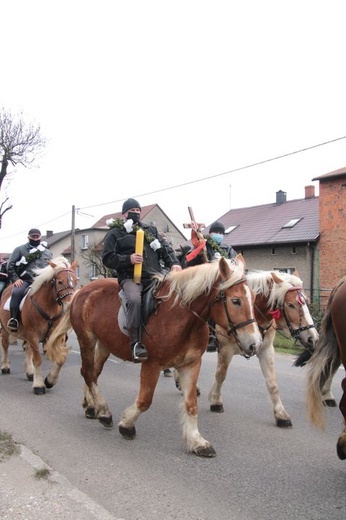 Wielkanocna procesja konna w Ostropie