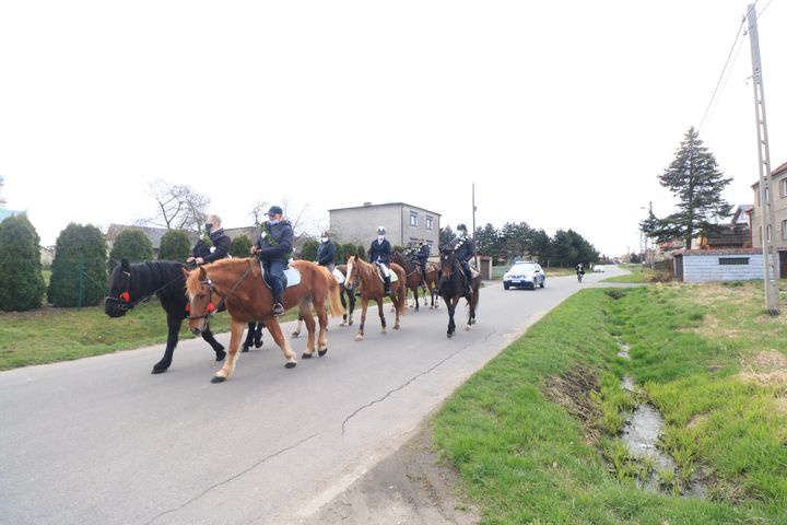 Wielkanocna procesja konna w Ostropie