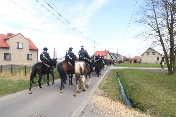 Wielkanocna procesja konna w Ostropie