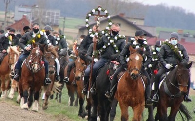 Wielkanocna procesja konna w Ostropie