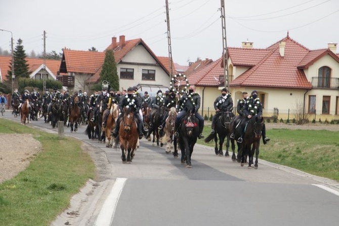 Wielkanocna procesja konna w Ostropie