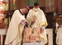▲	Jedyna w roku liturgia sprawowana była bez rzeszy prezbiterów.