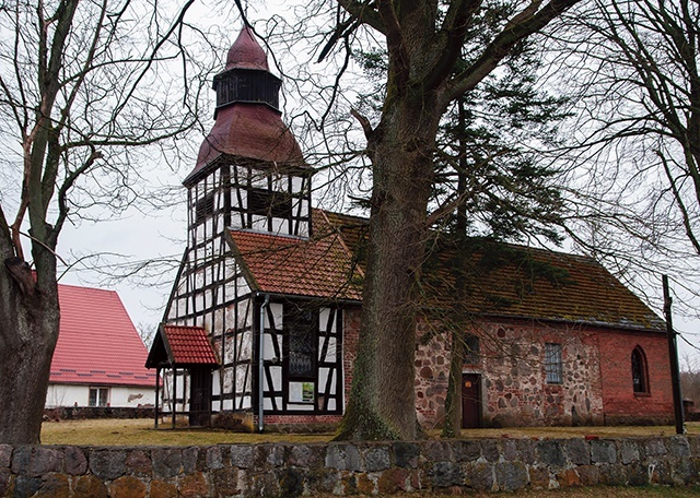 	Budynek niszczeje, czekając na fundusze.