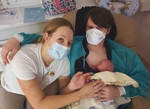 ▲	Z mężem i córką  – po raz pierwszy w trójkę po sześciu tygodniach  od narodzin.