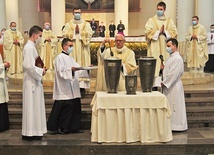 ▲	Arcybiskup Skworc poświęcił oleje.