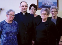 ▲	– Czuje się radość, kiedy niesie się pomoc drugiemu – podkreślają (od lewej): Jadwiga Łukiańczyk, ks. Adam Norbut, Emilia Hollińska, Krystyna Mroczkowska i Dorota Tomaszewska.