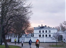 	Po całonocnym marszu widok docelowego sanktuarium i wschodu słońca przywoływał myśl o tym, że po drodze krzyżowej nastąpi poranek zmartwychwstania.