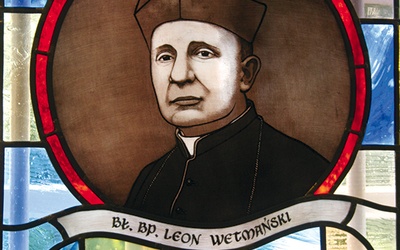 ▲	Błogosławiony bp Leon Wetmański był prezesem diecezjalnej organizacji charytatywnej od 1932 roku. Tę działalność przypieczętowała męczeńska śmierć w Działdowie. Na zdjęciu witraż w kościele parafialnym w Tłuchowie.