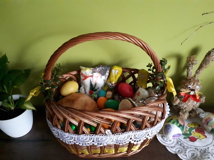 Koszyki wielkanocne i stoły w Podłopieniu