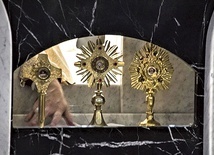 ▼	Biskup Krzysztof Nitkiewicz podczas ubiegłorocznego poświęcenia kościoła umieścił w mensie ołtarzowej relikwie św. s. Faustyny, bł. ks. Michała Spoćki i św. Jana Pawła II.