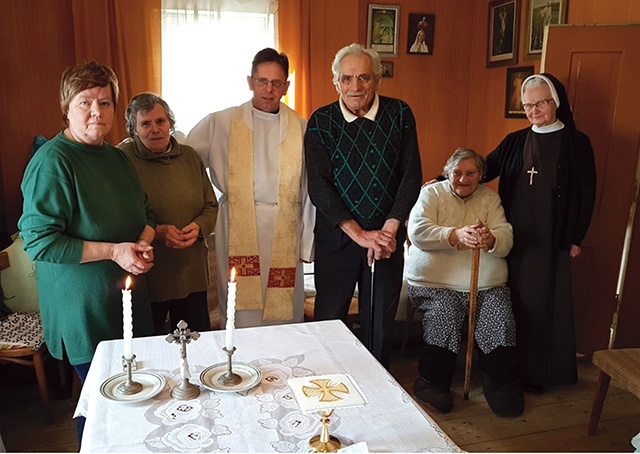 Śp. ks. Antoni Piś odwiedzał chorych razem z s. Urszulą w ich domach.