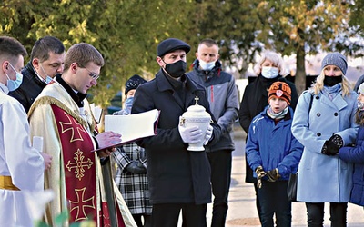 Obrzęd na cmentarzu w Dębicy poprowadził ks. Krzysztof Fejkiel.