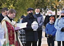 Obrzęd na cmentarzu w Dębicy poprowadził ks. Krzysztof Fejkiel.