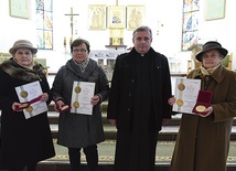 W krzeczowskim kościele z księdzem proboszczem i medalami od biskupa.