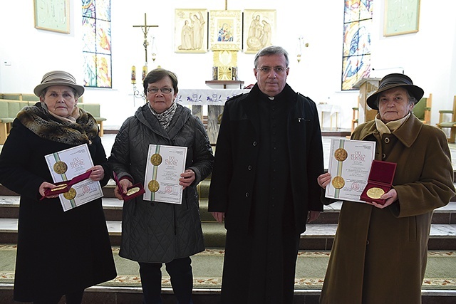 W krzeczowskim kościele z księdzem proboszczem i medalami od biskupa.