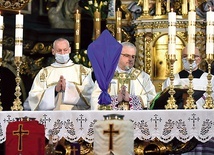 Biskup w czasie celebracji Mszy Krzyżma.