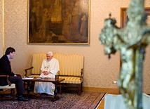 Peter Seewald napisał kilka książek – wywiadów z papieżem Benedyktem XVI. Spotkania i rozmowy z Ojcem Świętym sprawiły, że uznający siebie za ateistę dziennikarz wrócił do Kościoła.