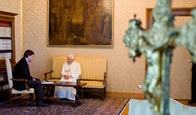 Peter Seewald napisał kilka książek – wywiadów z papieżem Benedyktem XVI. Spotkania i rozmowy z Ojcem Świętym sprawiły, że uznający siebie za ateistę dziennikarz wrócił do Kościoła.