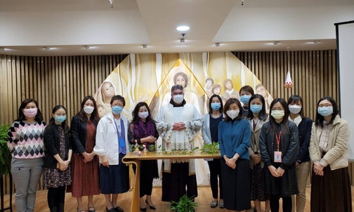 Ojciec Roland po liturgii ze swoimi parafianami w Hongkongu