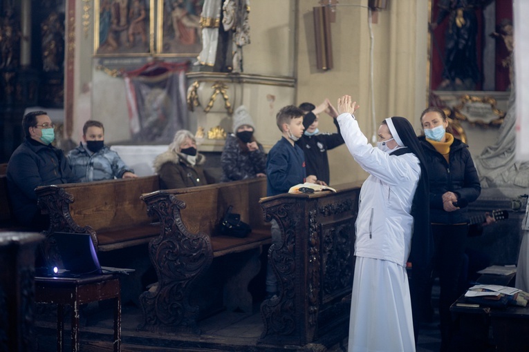 Przygotowanie do przyjęcia I Komunii św. u kłodzkich jezuitów