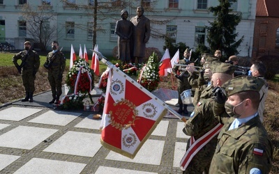 Wieńce i wiązanki kwiatów oficjalne delegacje złożyły m.in. przy pomniku pary prezydenckiej Marii i Lecha Kaczyńskich oraz wszystkich ofiar katastrofy.