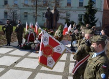 Wieńce i wiązanki kwiatów oficjalne delegacje złożyły m.in. przy pomniku pary prezydenckiej Marii i Lecha Kaczyńskich oraz wszystkich ofiar katastrofy.