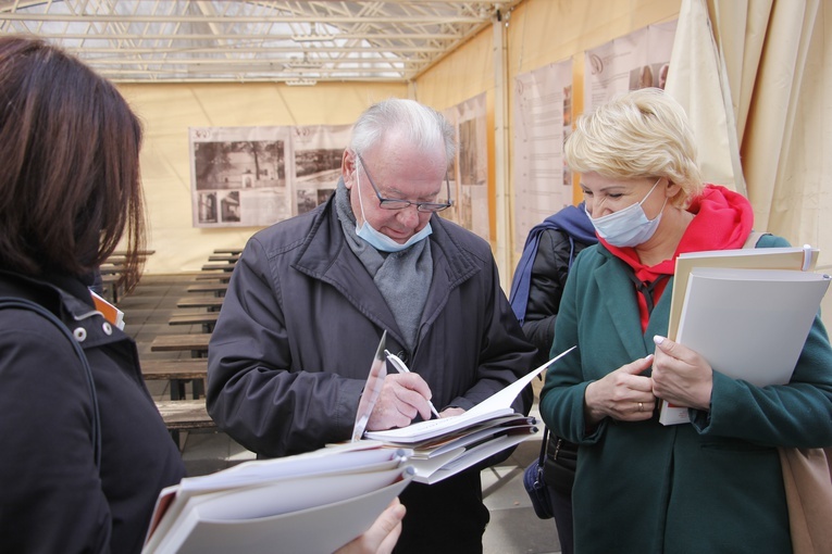 Skierniewice. XV Sympozjum "Dar Życia". Msza św.