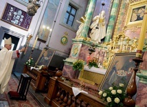 Bp Marek Solarczyk poświęcił dwie kopie obrazu Matki Bożej Świętorodzinnej, które w ramach Jerycha Rodzin nawiedzają wszystkie parafie diecezji radomskiej.