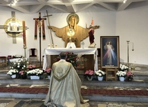 Modlitwa przed relikwiami św. Faustyny.
