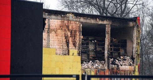 Kraków. Rozbierają mury spalonego archiwum