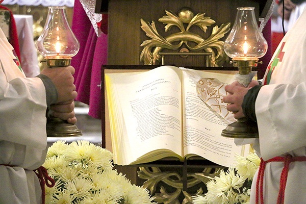 „Zgromadzeni  na świętej wieczerzy”  to hasło tegorocznego Tygodnia Biblijnego, który nawiązuje do tematu całego roku duszpasterskiego.