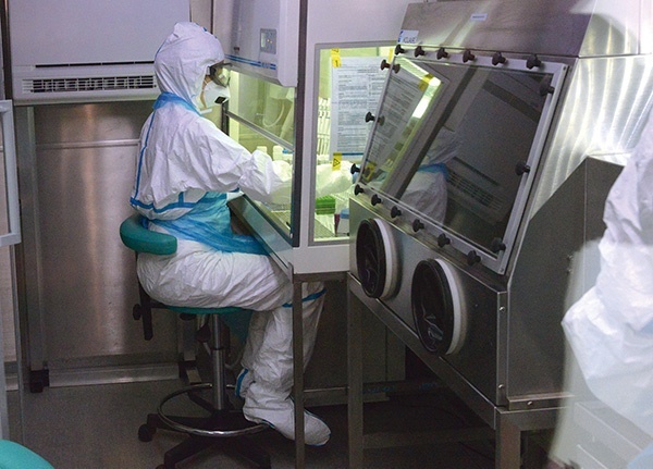 W mobilnym laboratorium diagnostycznym Centrum Reagowania Epidemiologicznego  Sił Zbrojnych Rzeczpospolitej Polskiej trwa praca przy badaniu pobranych wymazów.