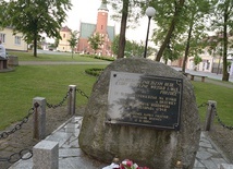 Kamień upamiętniający historyczną wizytę w Drzewicy.