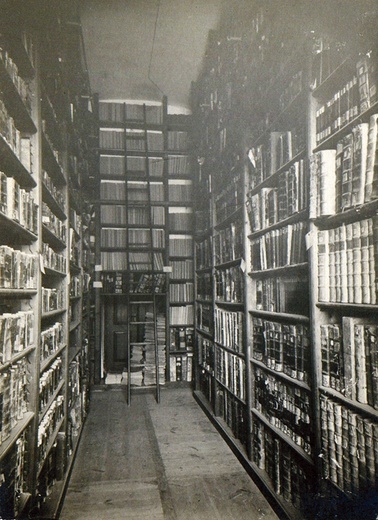 Jeden z magazynów bibliotecznych, ok. 1915 roku.