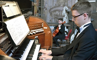 Młody organista w czasie jednego z ostatnich koncertów „Śladami mistrzów”.