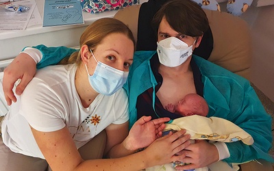 ▲	Edyta Krętkowska z mężem Rafałem i córką Alicją – po raz pierwszy w trójkę po sześciu tygodniach od narodzin.