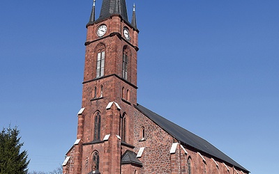 Trójnawowa świątynia pnie się ku górze wysoką wieżą, nakrytą ostrosłupowym hełmem ze sterczynami w każdym narożu.