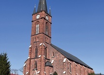 Trójnawowa świątynia pnie się ku górze wysoką wieżą, nakrytą ostrosłupowym hełmem ze sterczynami w każdym narożu.